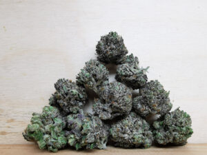 Buy Weed 247 vs. Cannawholesalers: Who Sells the Best Weed in Canada, BuyWeed247