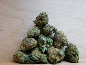 Top 6 Weed Strains in Canada 2021, BuyWeed247