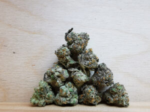 Buy Weed 247 vs. Cannawholesalers: Who Sells the Best Weed in Canada, BuyWeed247