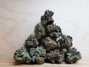 Buy Weed 247 vs. Cannawholesalers: Who Sells the Best Weed in Canada, BuyWeed247