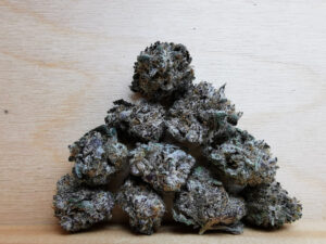 Buy Weed 247 vs. Cannawholesalers: Who Sells the Best Weed in Canada, BuyWeed247