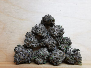 Buy Weed 247 vs. Cannawholesalers: Who Sells the Best Weed in Canada, BuyWeed247